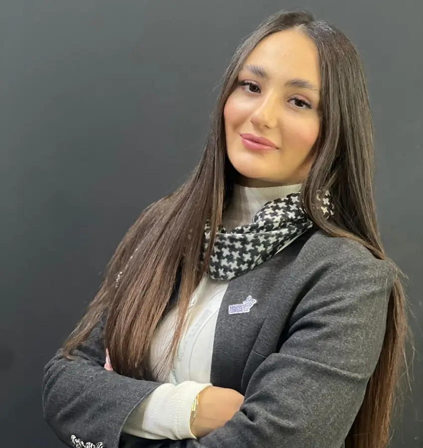 خانم آتنا سعدی، کارشناس فروش